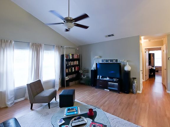 4th image of 3304 S Oak Dr #B