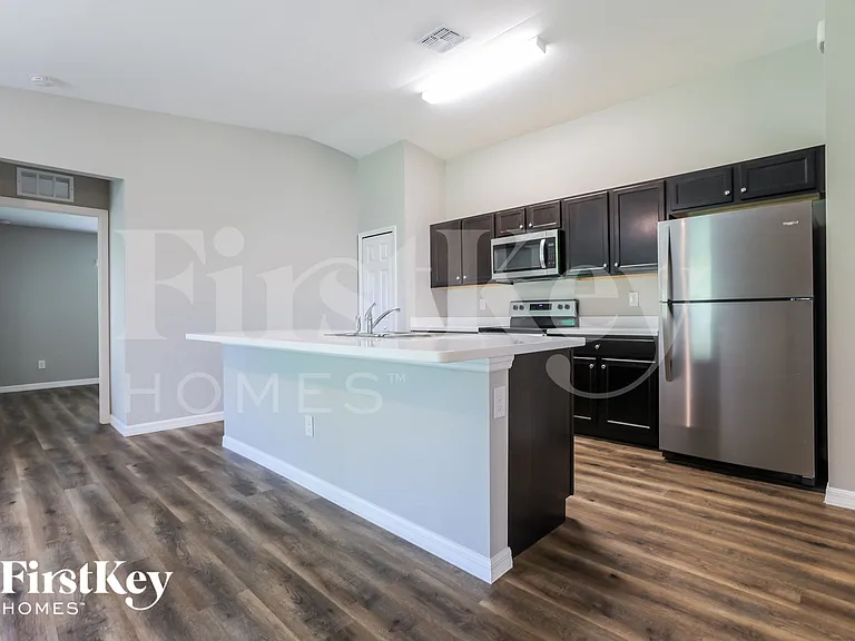 1235 Desmond St — Photo 4