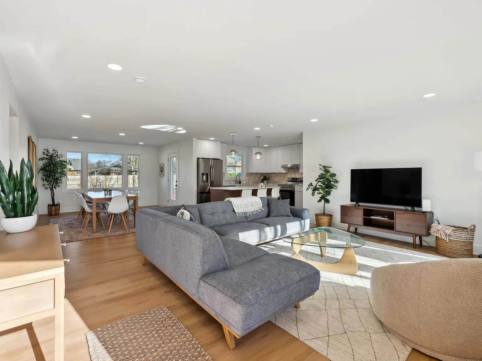 816 Victoria Dr — Photo 2
