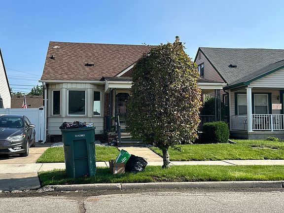 2nd image of 1776 Buckingham Ave