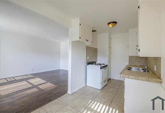 5th image of 6416 S Victoria Ave #3