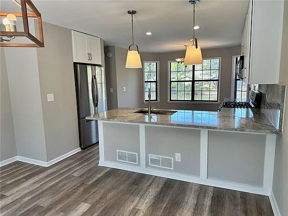 3rd image of 210 Lakeland Ct
