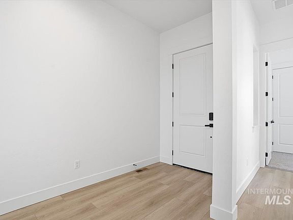 4th image of 2323 N Kenora Ave