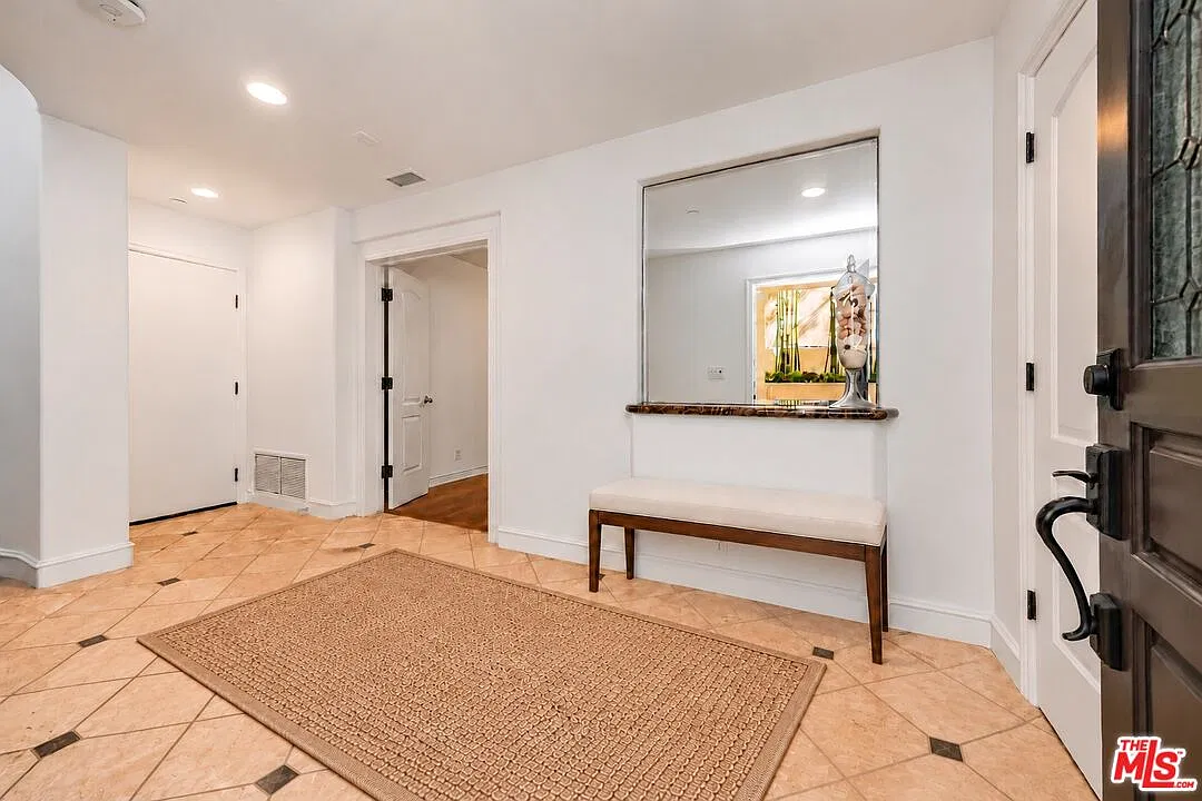 4 bed, 3.5 bath, 2497 sqft, $12,500 — Photo 3