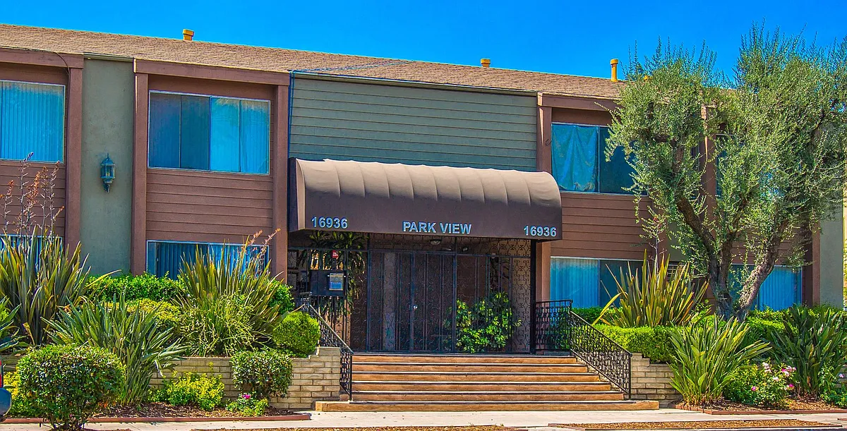Photo 1 of 18 - Parkview Apartments - Encino, CA Primary Photo - Parkview Apartments