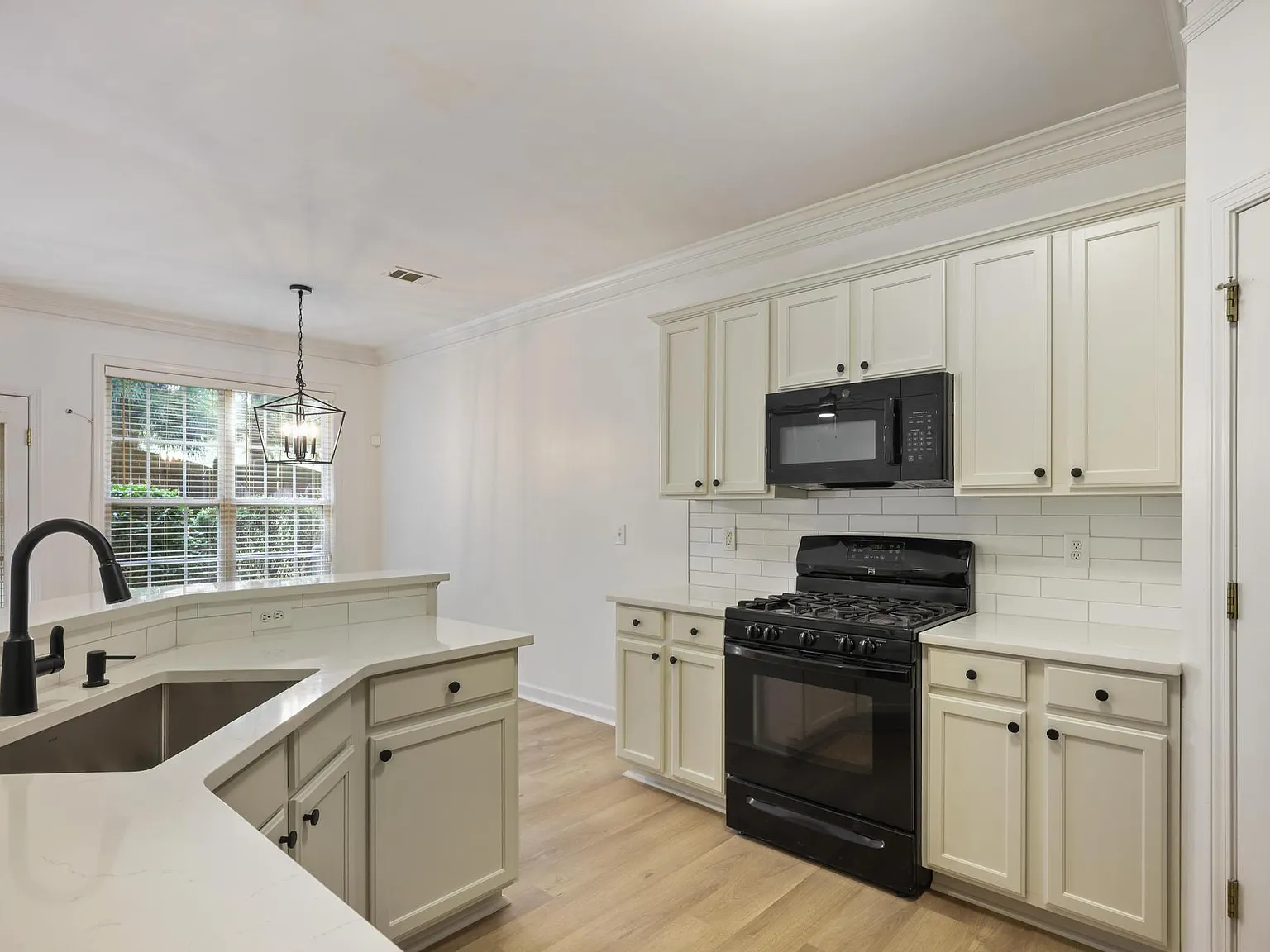 3 bed, 2.5 bath, 1845 sqft, $3,200 — Photo 2