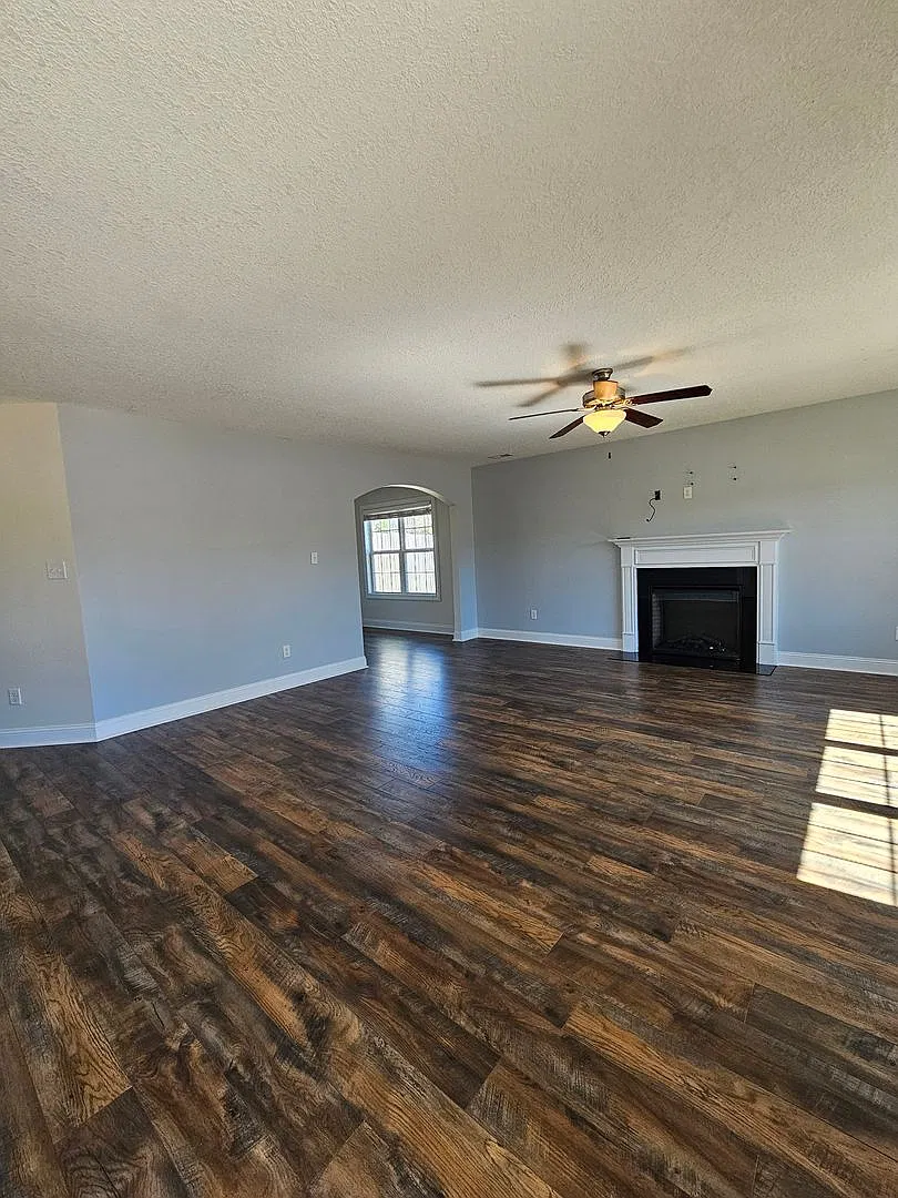 Spacious 3 Bedroom 2 Bathroom Home on Half an Acre — Photo 4