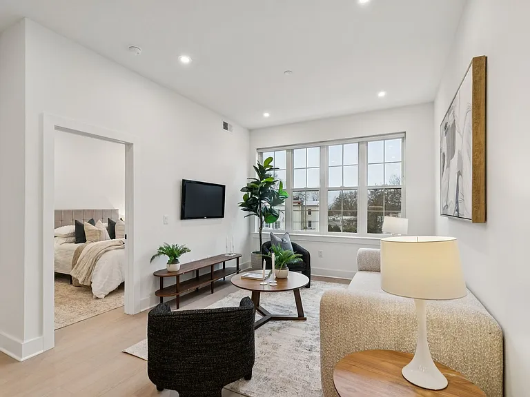 20 West — Photo 10