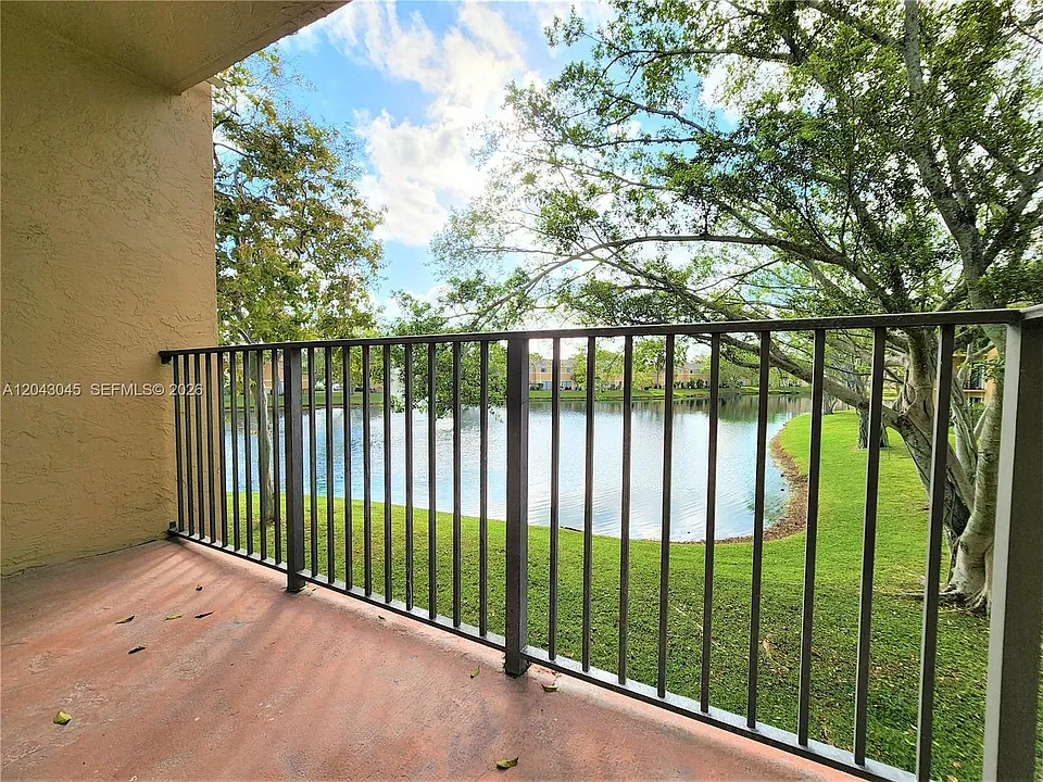 251 Palm Cir W #204
