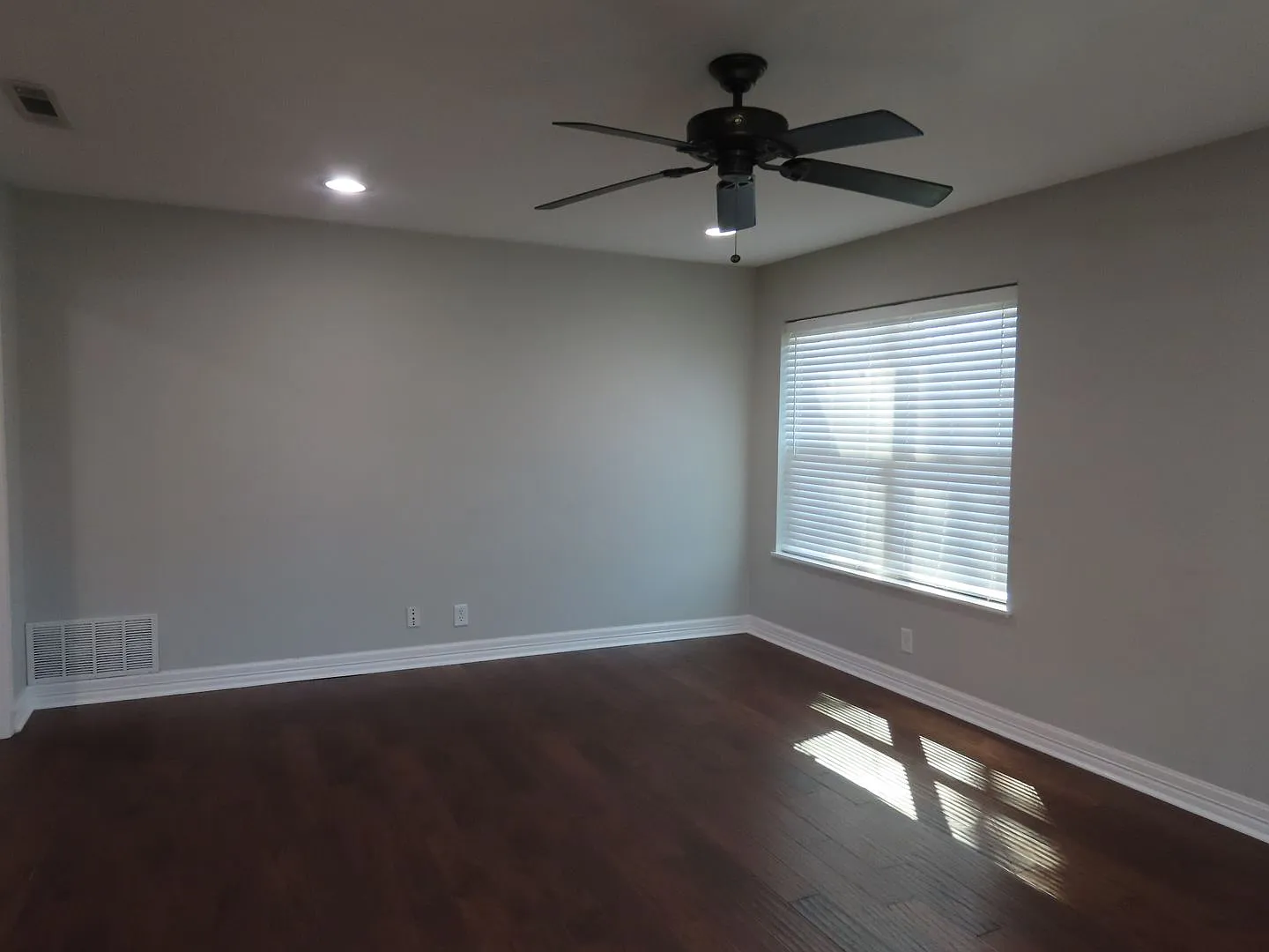 South Tyler-Corner Lot - 3 Bedroom 2 Bath — Photo 3