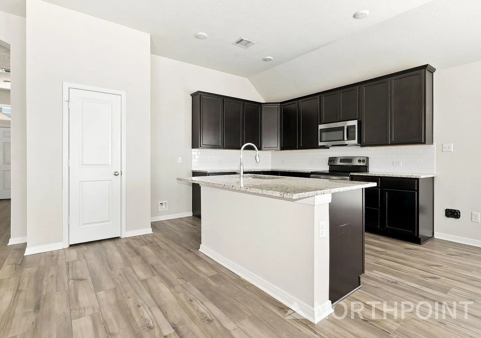 4-Bedroom, 2 Bath Single Family for Rent in Montgomery, TX| 2-Car Garage Parking & Modern Kitchen — Photo 4
