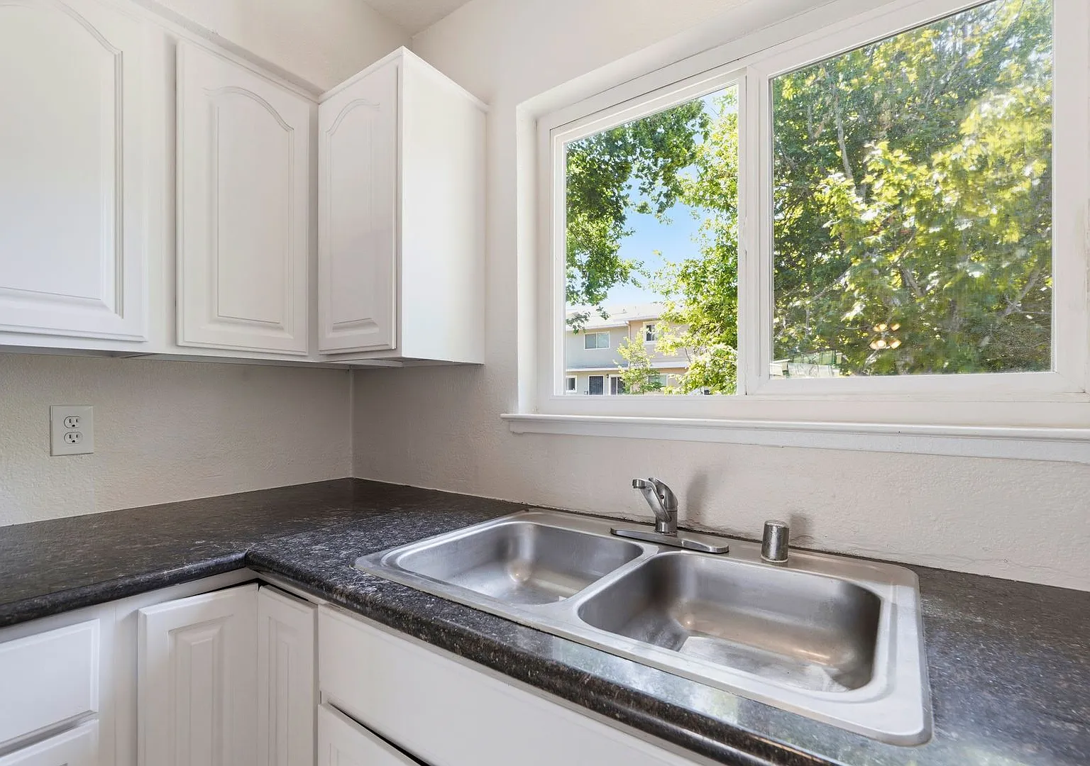 Fully Remodeled 3-Bedroom Townhome Two Car Garage - Available Now — Photo 4