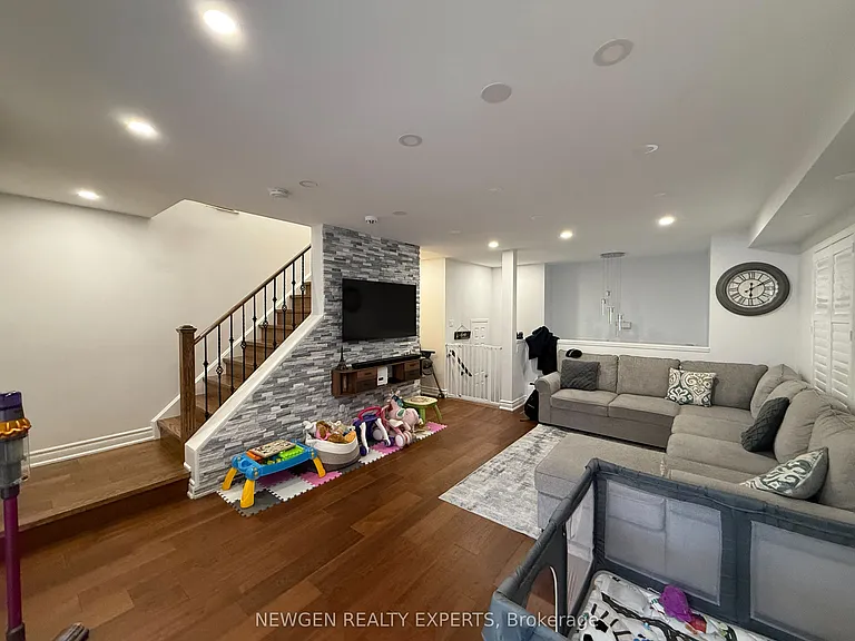 22 Rochefort Dr — Photo 6