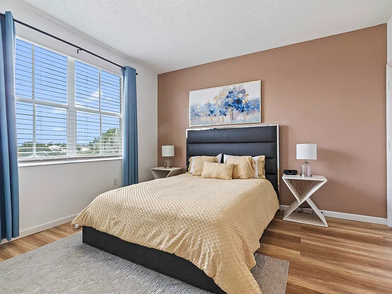 2060 Greenview Shores Blvd #318 — Photo 7