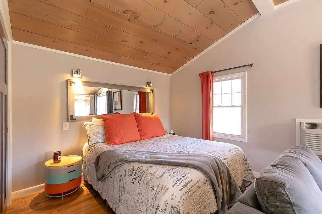 Studio, 300 sqft, $1,595 — Photo 4