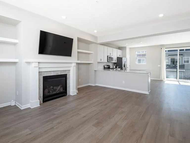 809 Roselyn Dr — Photo 4