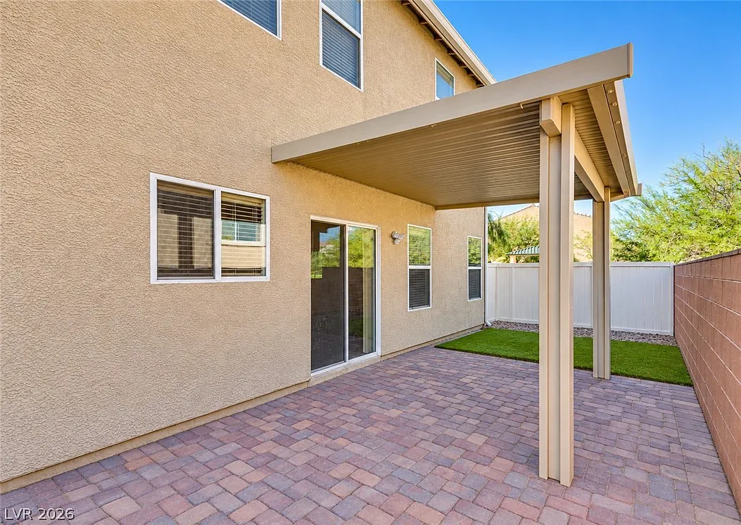 3 bed, 2.5 bath, 2121 sqft, $2,350 — Photo 2