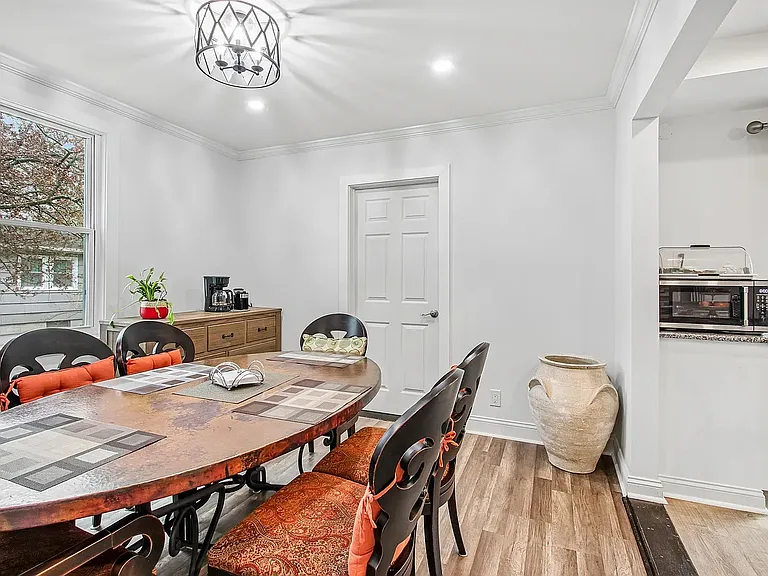 312 Howland Ave — Photo 8