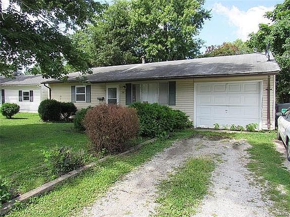 3rd image of 32 Saint Columba Dr