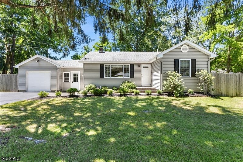1st image of 17 Hunters Ln