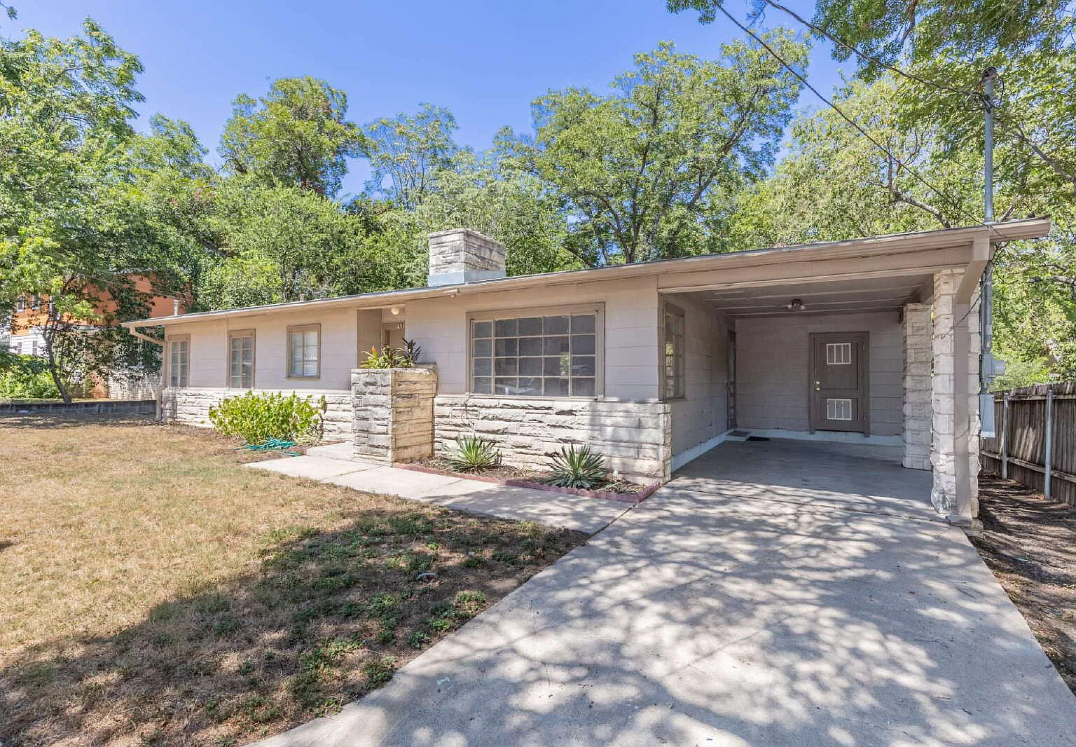 2 bed, 1.0 bath, 1054 sqft, $2,100 — Photo 1