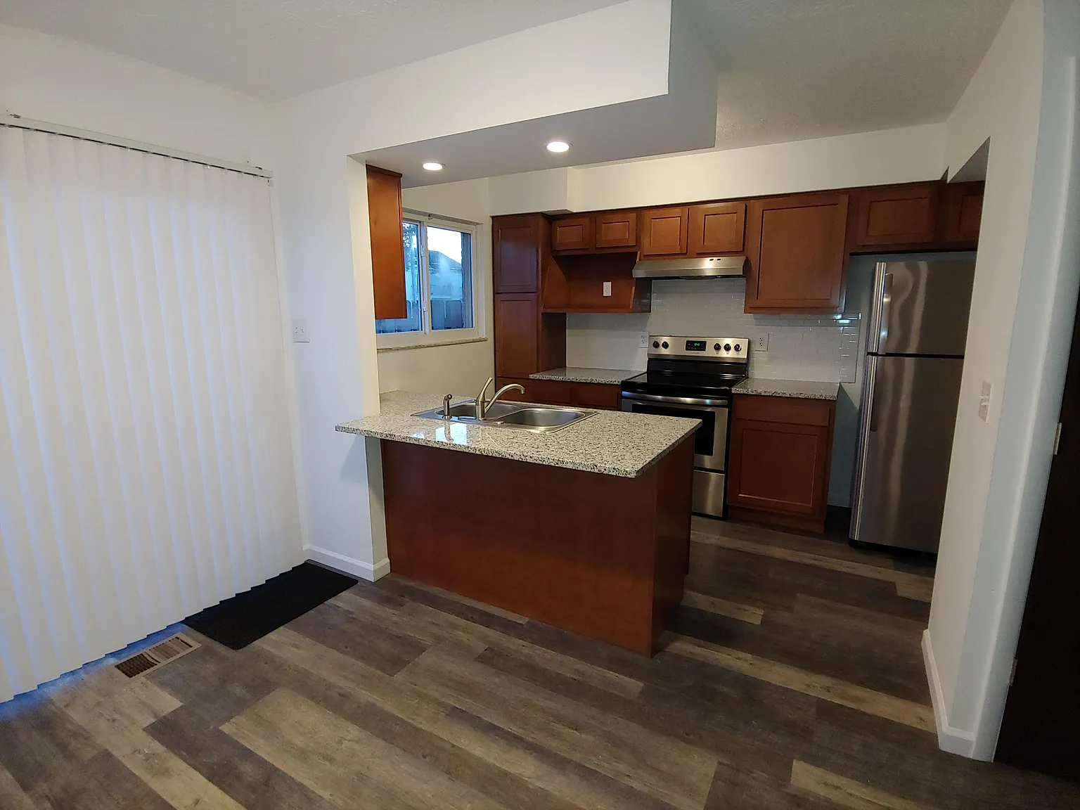 2 bed, 1.5 bath, 900 sqft, $1,525 — Photo 2