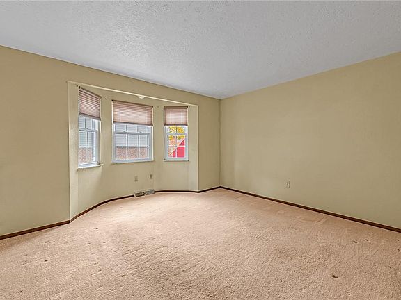 5th image of 158 Woodstone Ln