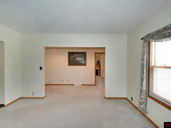 5th image of 416 Ash Ave S