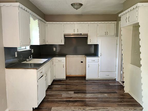 3rd image of 621 Lloyd Ave