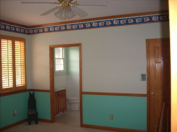Guest room with large walk-in closet full bath
