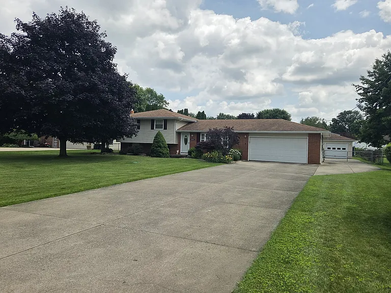 968 Dianewood Dr — Photo 2