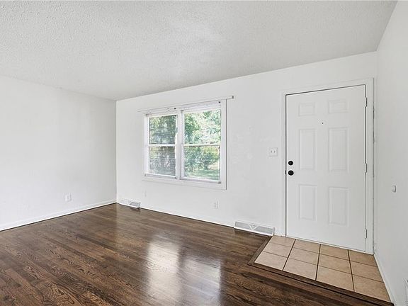 3rd image of 6102 Earnshaw St