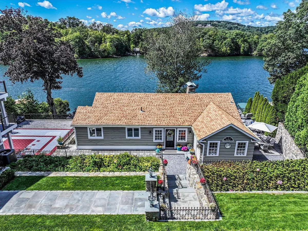 3 bed, 2500 sqft, $30,000 — Photo 1