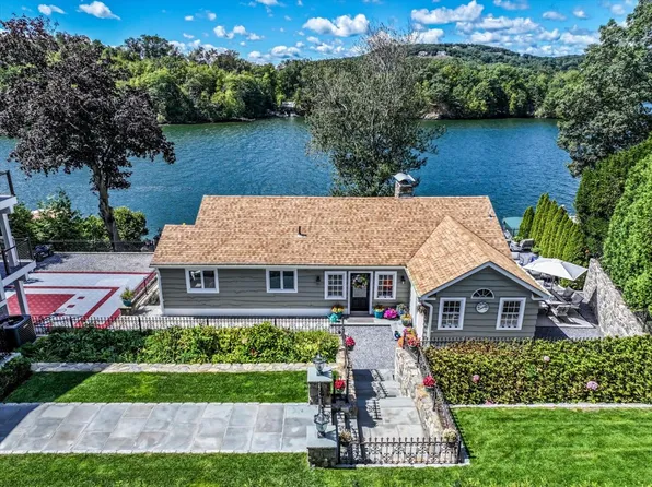 51 S Lake Shore Dr, Brookfield, CT 06804