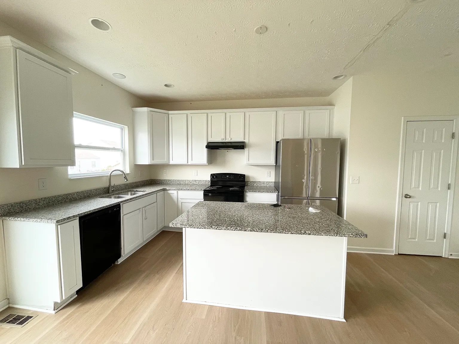 4 bed, 2.5 bath, 2035 sqft, $2,549 — Photo 2
