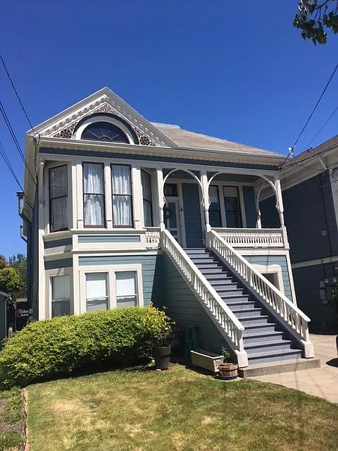 Front of Victorian Duplex- Apt B (Lower Flat) Entrance is at the Rear of the Building