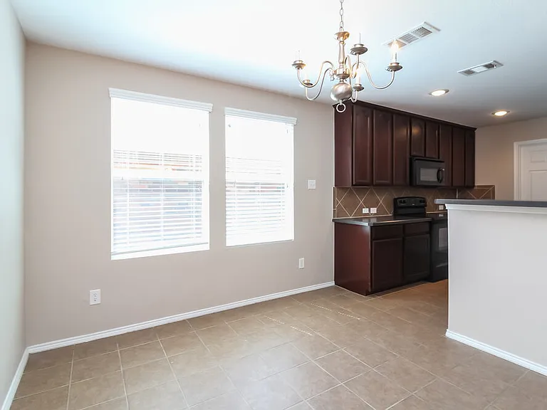 698 Austin Ln — Photo 6