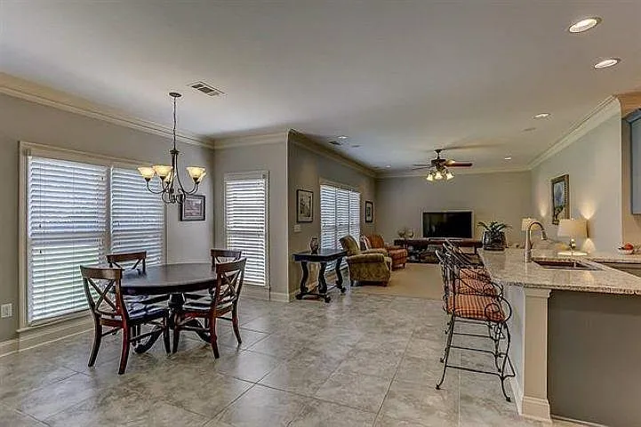 2520 Fox Hill Dr — Photo 8
