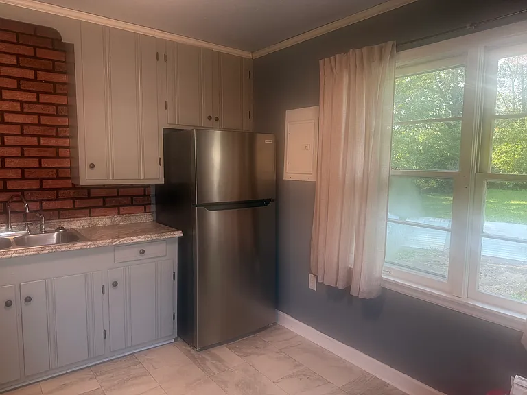2505 Mullins Ave — Photo 3