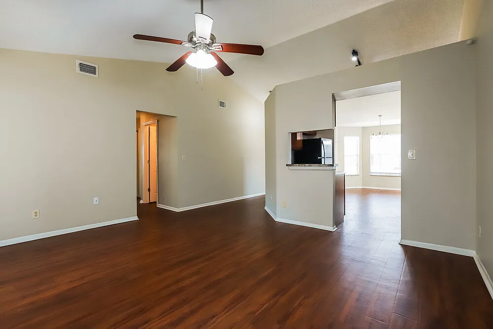 3 bed, 2.0 bath, 1243 sqft, $2,010 — Photo 4