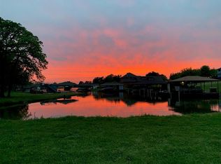 102 Seminole Dr, Lake Kiowa, TX 76240