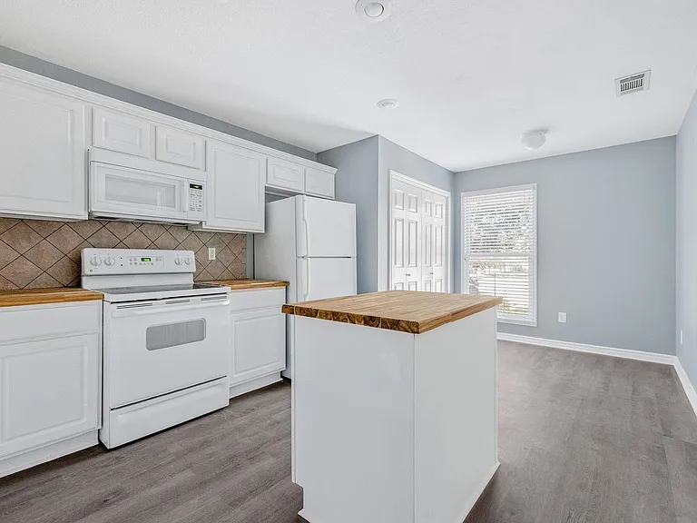 805 N Main St #108 — Photo 54