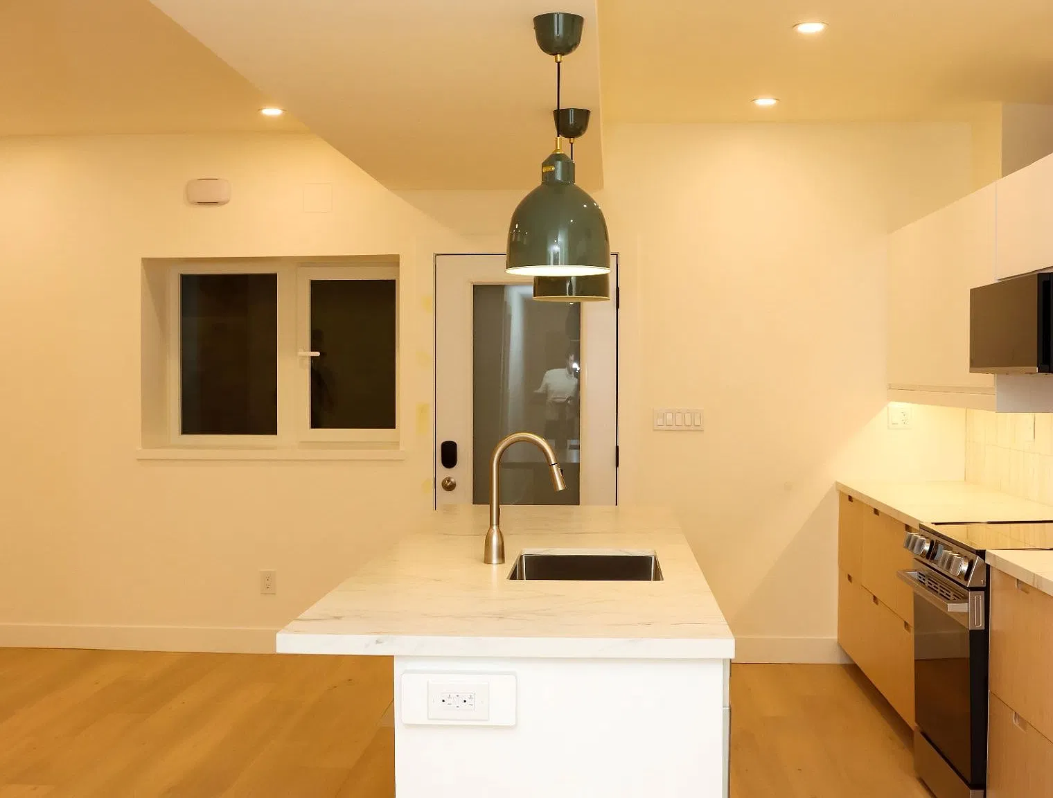 6 bed, $3,200 — Photo 2