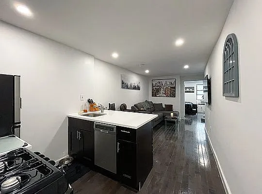 Rented by Kahen Properties | media 17