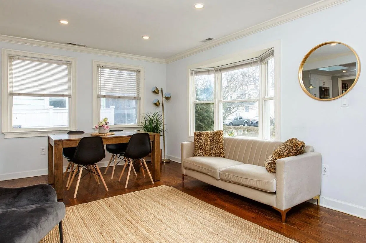 3 bed, 952 sqft, $5,900 — Photo 3