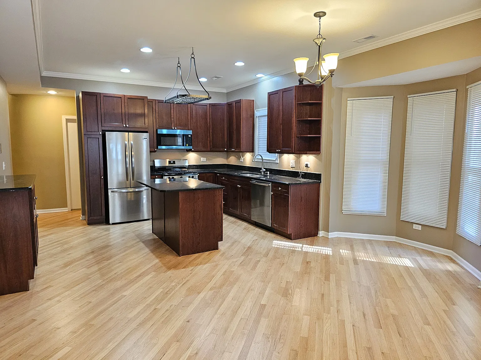 2 bed, 1250 sqft, $4,100 — Photo 2