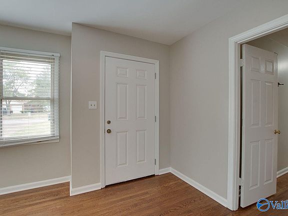 3rd image of 1514 Club View Dr NW