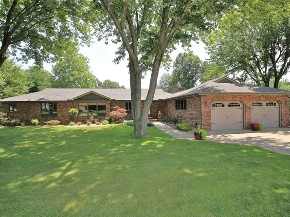 2826 S Hilton Ln, Peoria, IL 61607