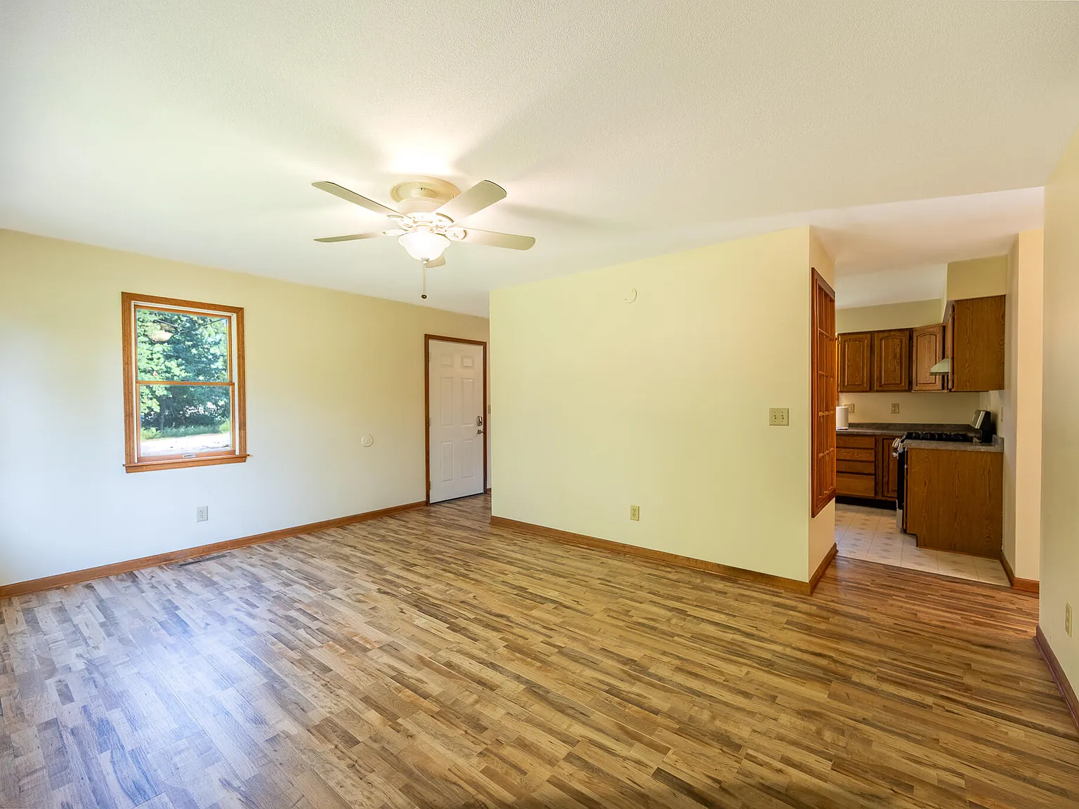 3 bed, 2.0 bath, 1820 sqft, $1,800 — Photo 4