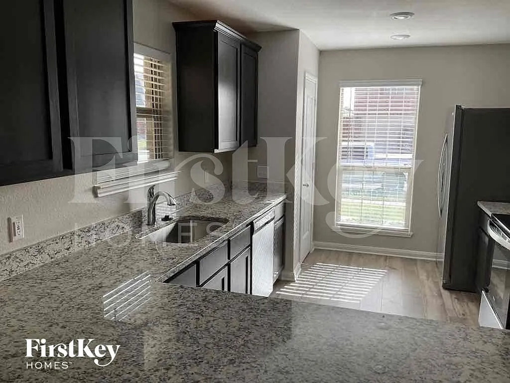 4 bed, 2.0 bath, 1858 sqft, $2,075 — Photo 4